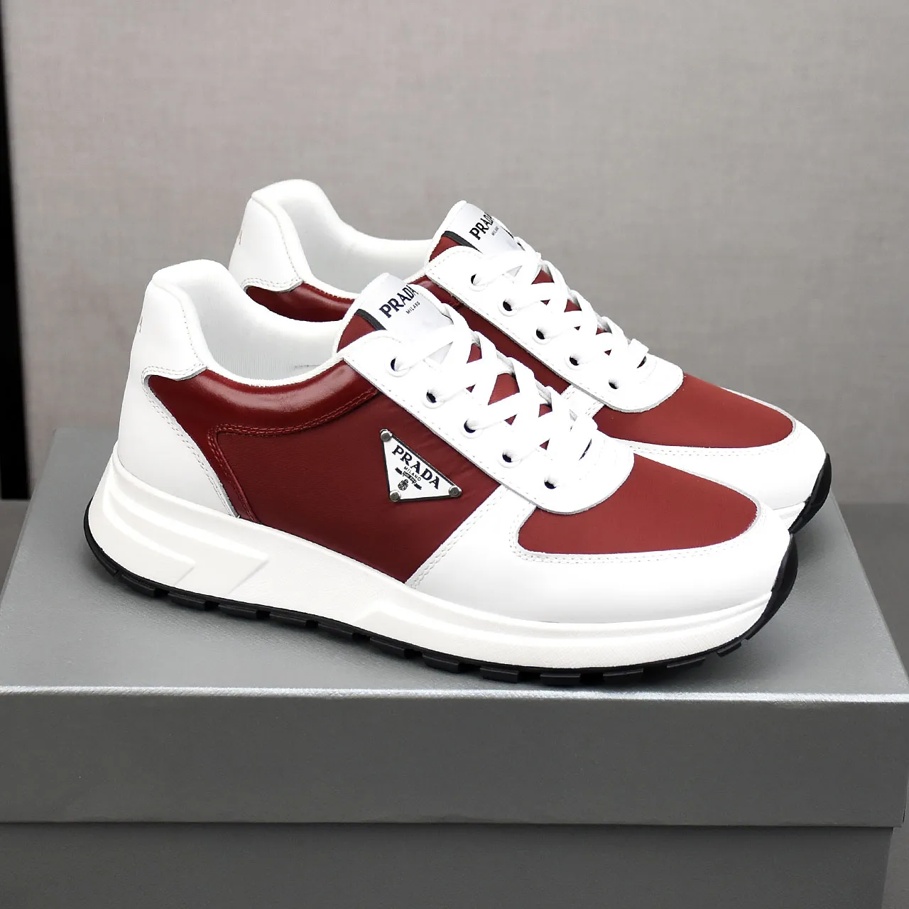PP460👟👟👟Prada/Prada Prax men's series casual sports shoes Prax sports shoes combine style and comfort, with a unique sports design defined by exquisite materials and details. Fashionable, casual and versatile, it is decorated with an enameled triangle logo on the outside, a Prada Milano printed logo on the tongue, and a 2.5cm lightweight two-tone rubber sole for a comfortable wearing experience! Size: 38-39-40-41-42-43-44 standard leather shoe size
